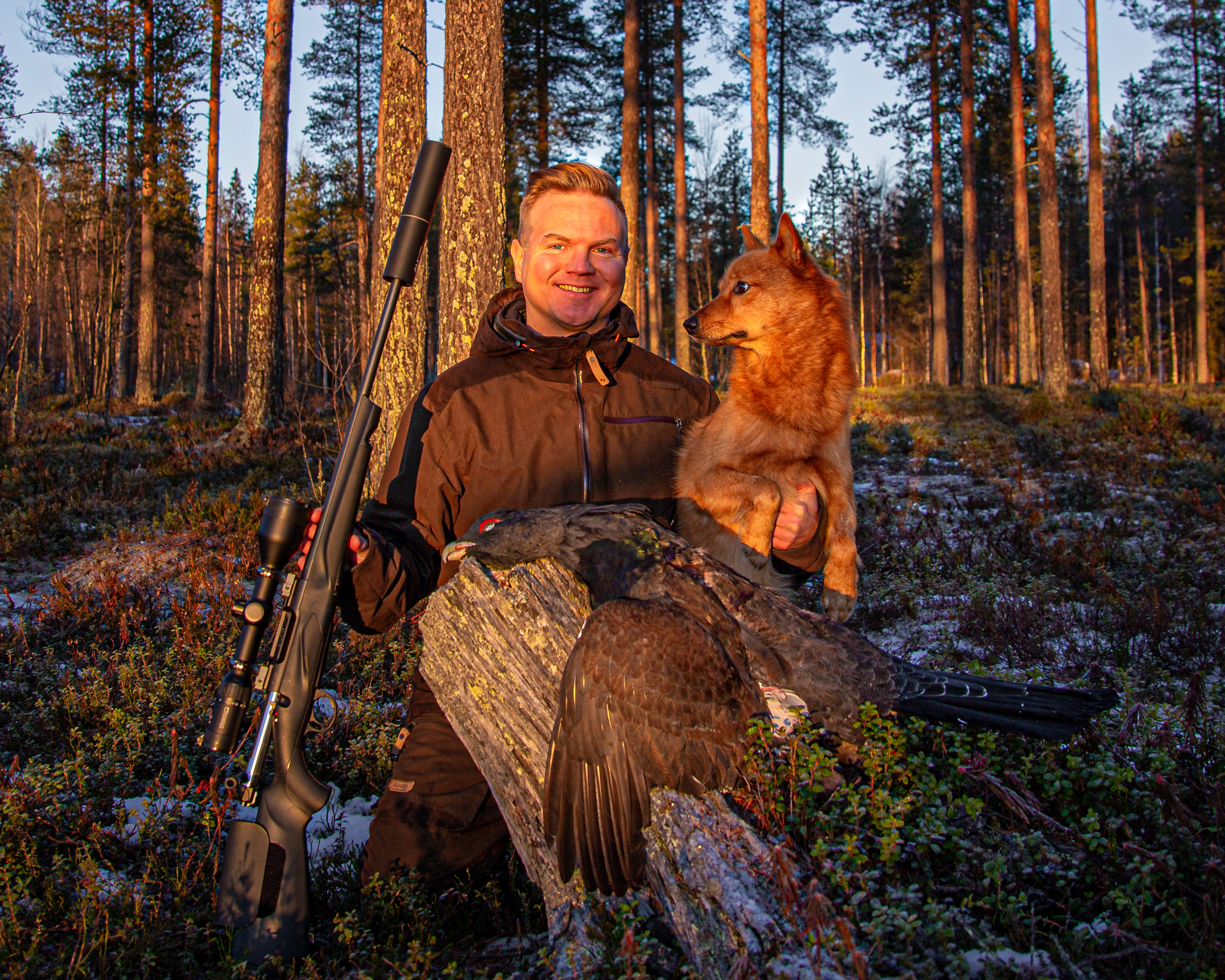Suomenpystykorva, haukusta ammuttu ukkometso, Franchi Horizon .308 -kivääri, Steiner Ranger 6 ja iloinen metsästäjä.